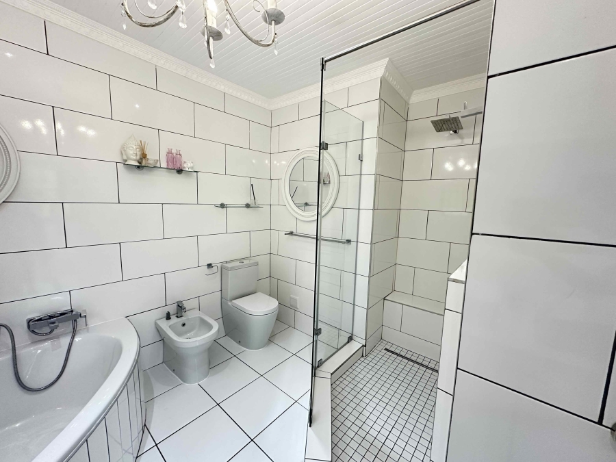 6 Bedroom Property for Sale in Kingfisher Creek Western Cape